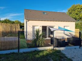 Jolie Maison récente, au calme avec jardin et parking gratuit、Saint-Denis-de lʼHôtelのホテル