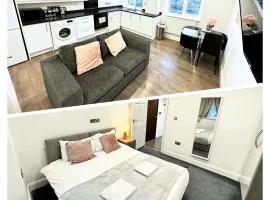 Hatton apartments HEATHROW AIRPORT- FREE parking-Free underground to and from Heathrow Airport Hatton Cross SEE picture-SEE LONDON fast Hatton cross to central London 30min