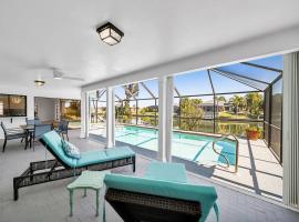 Luxury Waterfront Haven in Cape Coral - Dog-Friendly Escape with Private Pool โรงแรมในเคปคอรัล