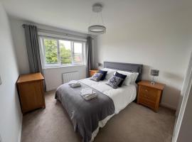 Modern 2 Bedroom Flat in Quiet Village w/ Ensuite, hotel in Bishopton