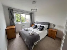Modern 2 Bedroom Flat in Quiet Village w/ Ensuite