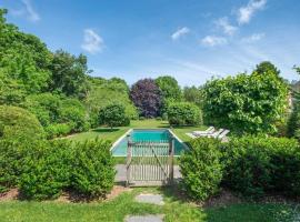 Heated Pool, Driftwood Cottage by RoveTravel, hotel con piscina a East Hampton