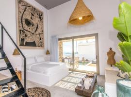 Tinosera Luxury Suites, hotel a Agios Sostis