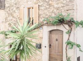 Entire townhouse in the heart of the village, hotel a Valbonne