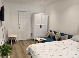 Viesnīca ar autostāvvietu Brand New Private Annex Guest Suite pilsētā Čandlersforda