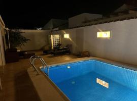 3 bed villa, large private pool 10 mins walk from beach and amenities、ロス・アルカサレスのホテル