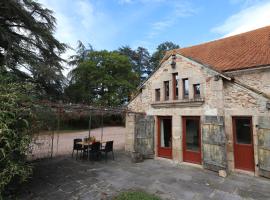 Petit Gîte chez Domaine Château de Bussolles, khách sạn có chỗ đậu xe ở Barrais-Bussolles