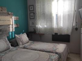 habitación doble con aseo compartido, cheap hotel in Coria del Río