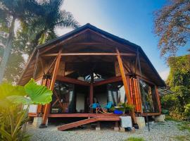 BooHouse - A Wild Cabin in Colombia，Caicedonia的木屋