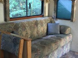 Shady Acre RV Rental، فندق مع جاكوزي في Vesuvius