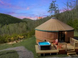 Modern Yurt w River Access, Hot Tub, WiFi & Grill, hotel en Wardensville