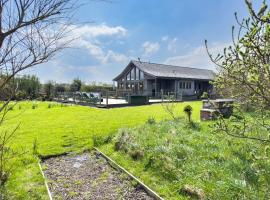 Ty Canol, hotel with parking in Newborough