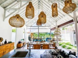 Spacious tropical 3BR pool villa, hotel i Dalung