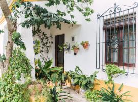Casa El Jardín, cheap hotel in Espartinas