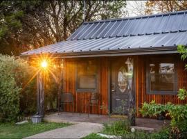 The Fantail at Nicole Creek Cabins, hotel a Waco