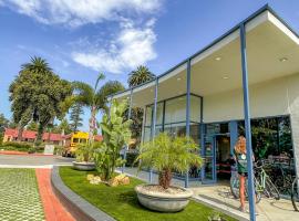 ITH Santa Barbara Beach Hostel, hotel cerca de Les Marchands, Santa Bárbara