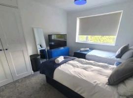 Lovely 3 bedroom house free parking, hotell i Luton