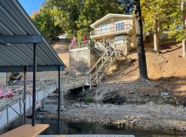 Waterfront on a quiet cove with large dock with lily pad, hotel em Lake Ozark