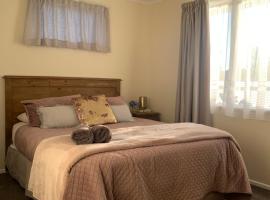 The Homestead - cosy 3 bedroom house, hotel em Rotorua