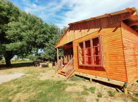 Cabaña en campo, hotel in Parral