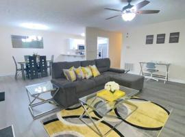 A Touch of Sunshine Ideal For Long Term Stays, apartemen di Fayetteville