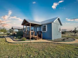 The Meadow-Hill Country Sunset Views!, vacation home in Tivydale