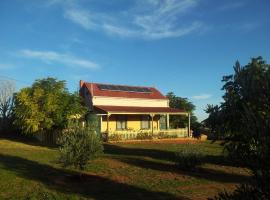 Gum Paddock Country Cottage, farm stay in Broken Hill