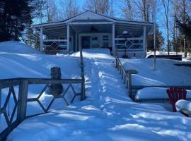 Kayaks Fishing Petfriendly -LaBellaVista Lakehouse, cottage in Bancroft