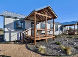 The Windmill-Breathtaking Hill Country Views!, vacation home in Tivydale