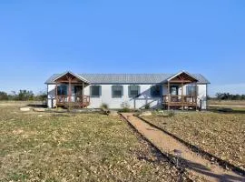 Bonny Bluebonnets Cottage with Stunning Hill Country Views