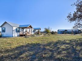Holy Cow Cottage with Amazing Hill Country Views, vacation home in Tivydale