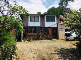 Casa de Campo junto a Cascada de Latas, hotel en Tena