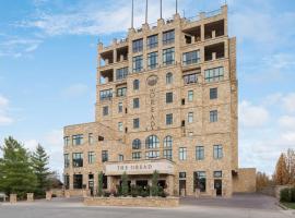 The Oread Lawrence, Tapestry Collection by Hilton, отель в городе Лоренс, рядом находится Kansas Memorial Stadium