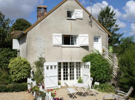 Gîte rénové au calme avec jardin clos à Boissets - FR-1-527-46, hotel a Boissets