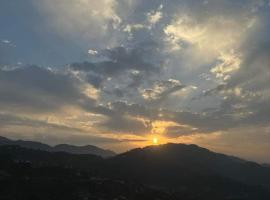 Sun Rise View at Twin Oaks', hotel in Kasauli