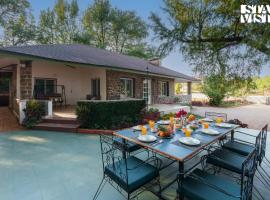 The Deck by StayVista - Country house architecture, Meticulously landscaped lawns & a captivating valley view: Mahabaleshwar şehrinde bir kır evi