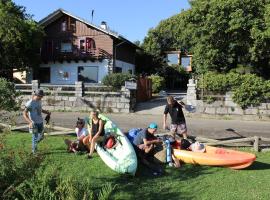Chili Kiwi Lakefront Backpackers: Pucón'da bir glamping noktası