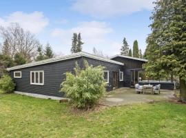 Stunning Home In Hornbk With Kitchen, mökki kohteessa Hornbæk