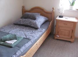 #2 Ruhiges gemütliches Ferienzimmer mit 2 Einzelbetten Gemeinschaftsbad W-Lan Airport nah Late Night Check in Haus Nr 9,5