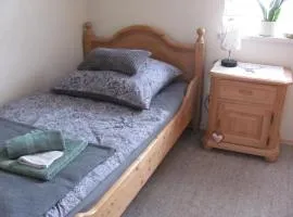 #2 Ruhiges gemütliches Ferienzimmer mit 2 Einzelbetten Gemeinschaftsbad W-Lan Airport nah Late Night Check in Haus Nr 9,5