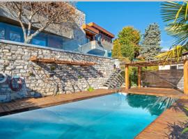 La Villa with heated pool and amaizing view, viešbutis mieste Cademario