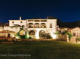 Huge charming manor house. Waterfall & Volcanoes, hotel in Santa Pau