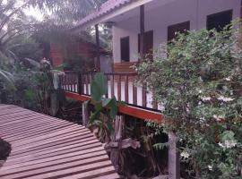 Sabuy country resort house Pak meng สบายคันทรีรีสอร์ท เฮาส์ ปากเมง, hotel sa parkingom u gradu Sikao