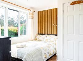 Earley Luxury Ensuite Room with private entrance, homestay in Reading