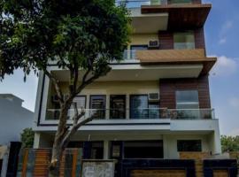 PLAY Rooms - Couple Friendly Delta II, hotel v destinaci Greater Noida