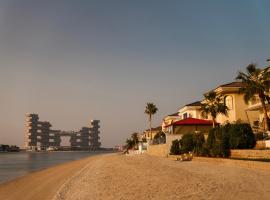 The Atlantis Hotel View, Palm Family Villa, With Private Beach and Pool, BBQ, Front F, cabaña o casa de campo en Dubái