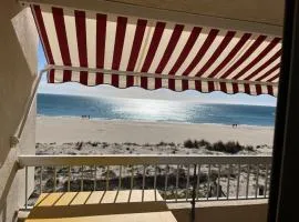 Sur la plage avec vue plongeante sur la mer