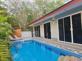 Sky Blue Pool Villa Aonang, ξενοδοχείο σε Ban Klang
