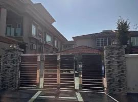 DOUBLE EE HOMESTAY 6 cars parking place 12pax
