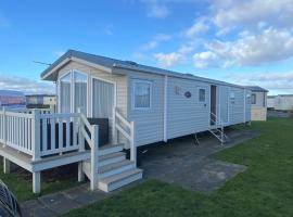 Impeccable 2-Bed Lodge in Ashington, vacation home in Ashington